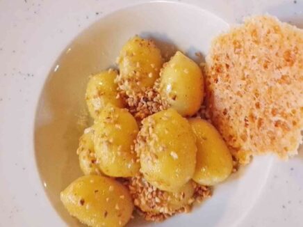 Gnocchi ripieni al formaggio con granella di nocciola e burro