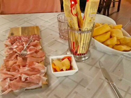 Tagliere di salumi nostrani con gnocco fritto e giardiniera - Hosteria La Palazzina